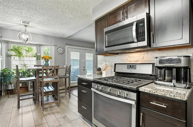 Building Photo - 3 BED 2 BATH! Schedule a tour today!