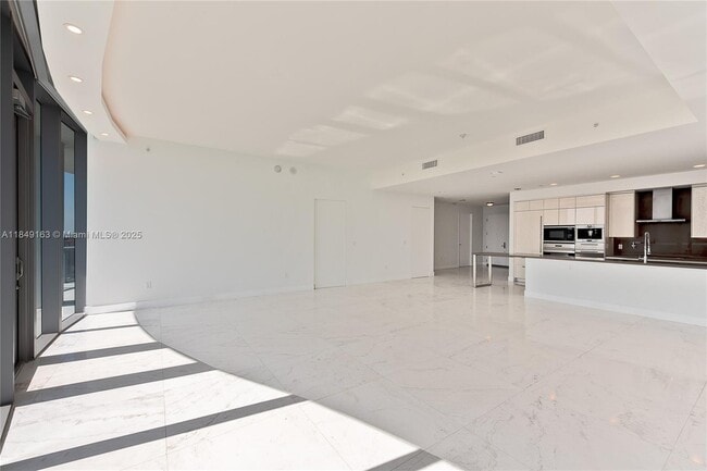 Building Photo - 17475 Collins Ave