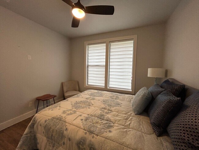 Building Photo - 2BED / 1BATH Condo/Townhome For Lease! Available NOW!