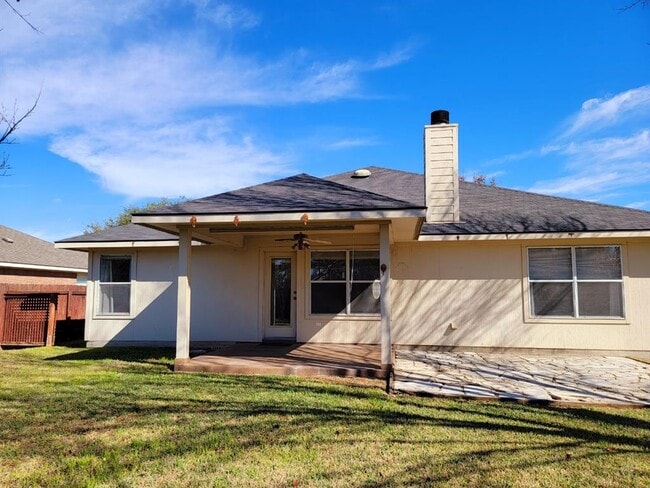 Building Photo - 657 Columbine Ave