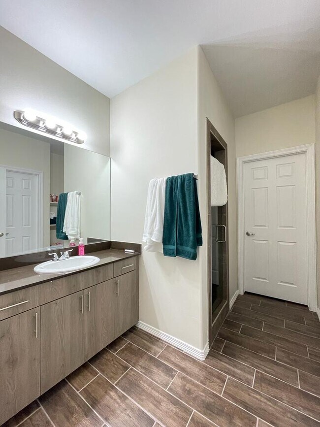 Building Photo - 1602 W Greenwich St