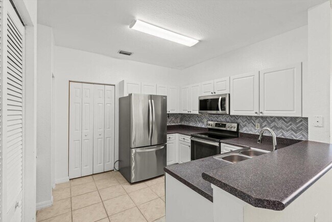 Building Photo - 559 SE Prescott Pl