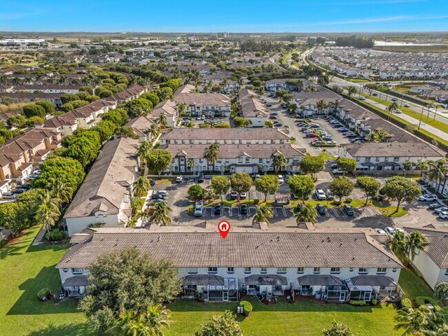 Building Photo - Stunning lakefront townhouse in gated Homestead community.