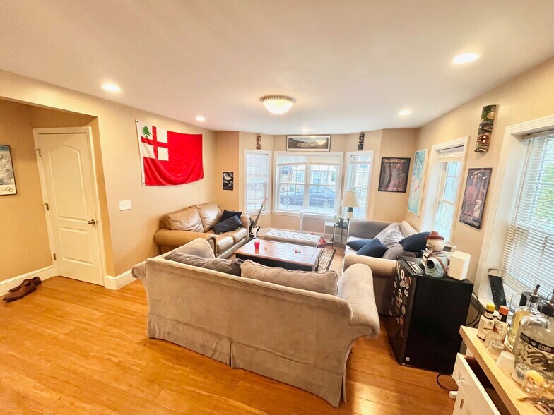 Building Photo - 190 Calumet St