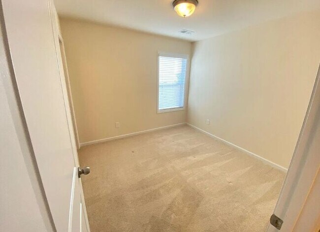 Building Photo - 847 Dovefield Ln