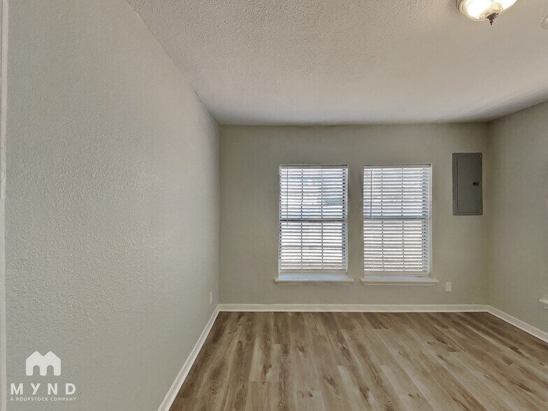 Building Photo - 3862 Meadowbrook Dr
