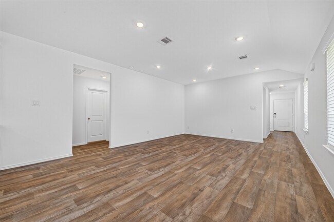 Building Photo - 3030 Lake Crest Dr