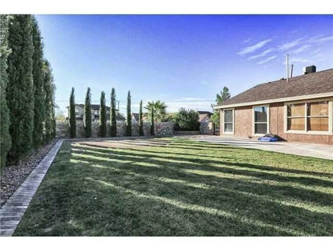 Building Photo - Amazing 3 bedroom 2 bath home is West El Paso!