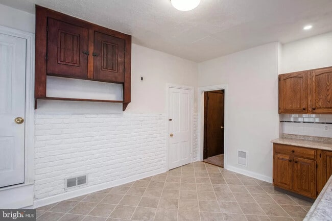 Building Photo - 5 Bedroms 1&1/2 Bathroom