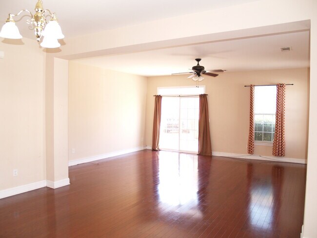 Building Photo - 142 Silverspring Pl