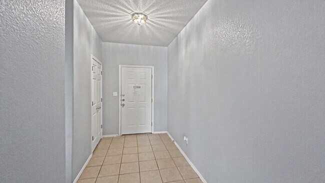 Building Photo - 3 Bed, 2 Bath Home with Garage & Fenced Yard / Pet-Friendly / Available now!