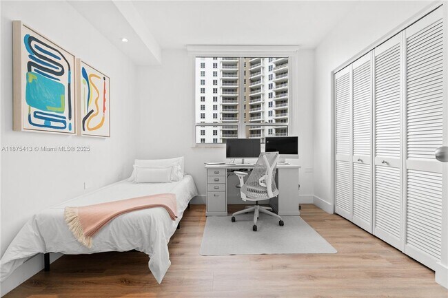 Building Photo - 801 Brickell Key Blvd