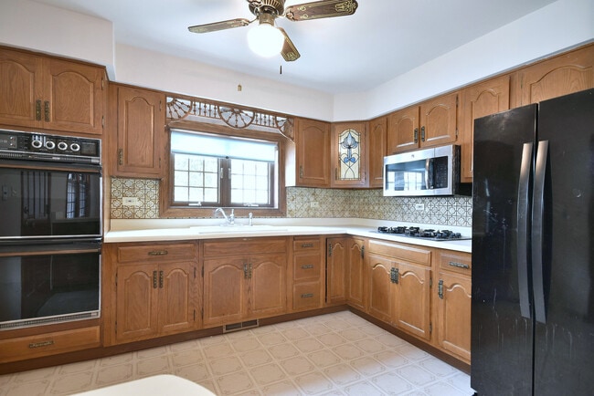 Building Photo - 8006 W Courtland Ave