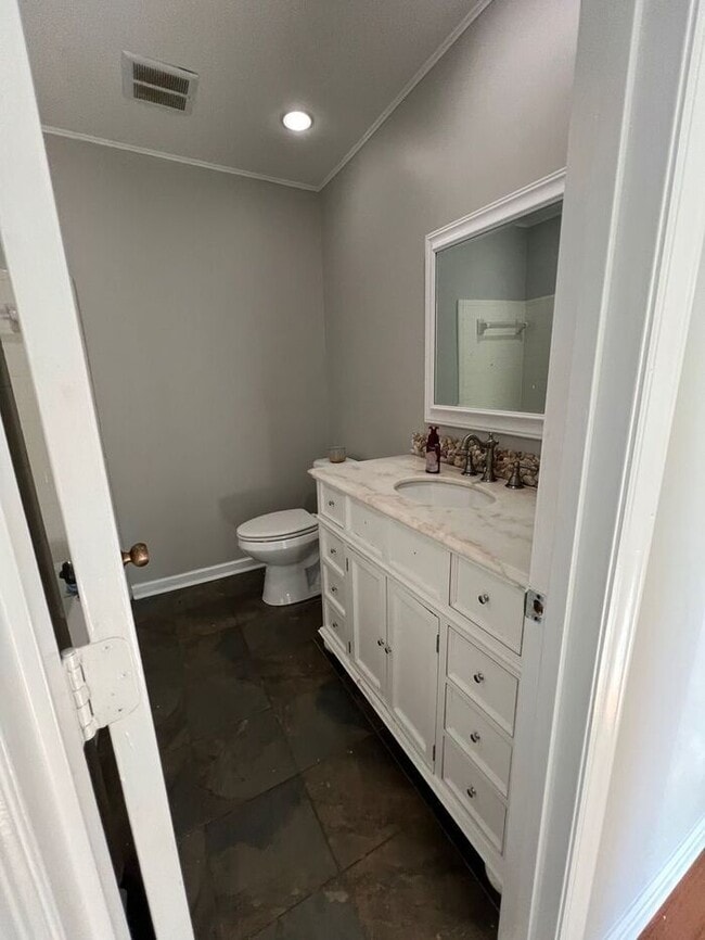 Building Photo - Wonderful 3 Bedroom Split Level Home In Sa...
