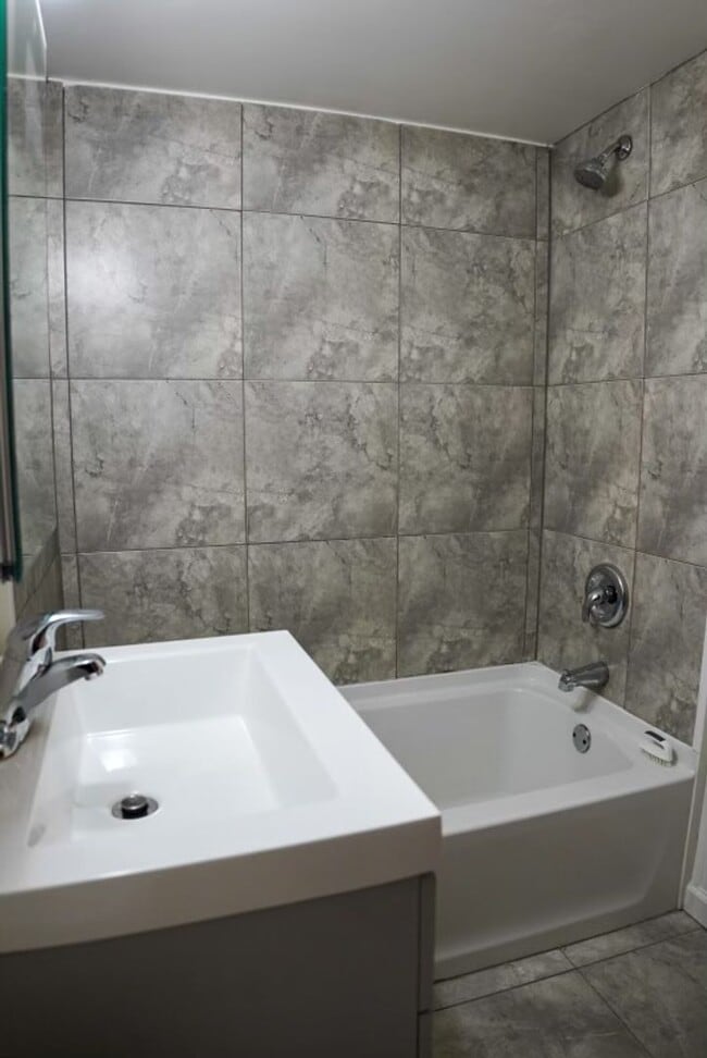 Building Photo - Luxury Rental - South Side