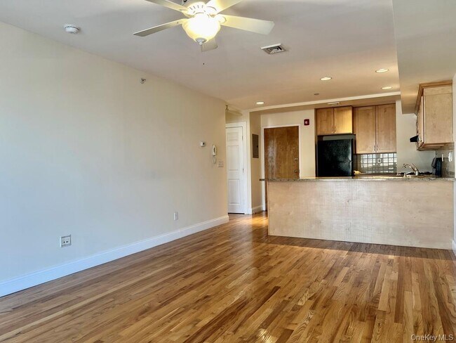 Building Photo - 2 E Main St