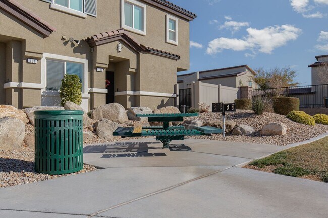 Building Photo - Newer three bedroom unit in gated communit...