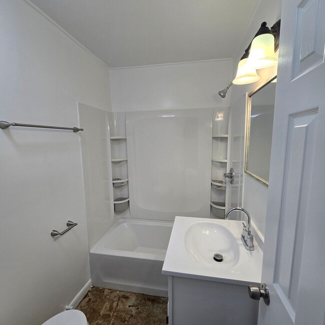 Building Photo - 2/1 Duplex Centrally located and BRAND NEW REMODEL