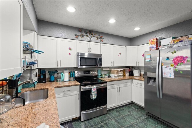 Building Photo - Charming Updated 3-Bedroom Home — Prime Daytona Location!