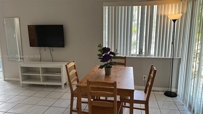 Building Photo - 90 Isle of Venice Dr