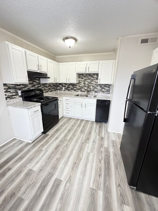 Building Photo - 3 Bedroom