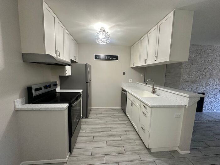 Building Photo - 5525 E Thomas Rd