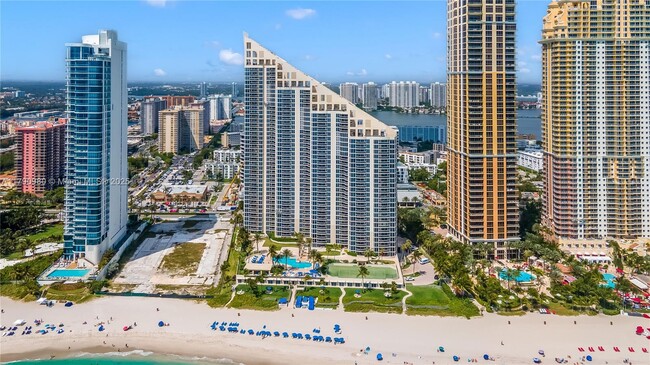 Building Photo - 17555 Collins Ave