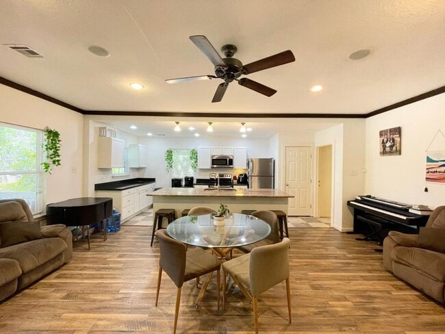 Building Photo - NEWER 4 bedroom house