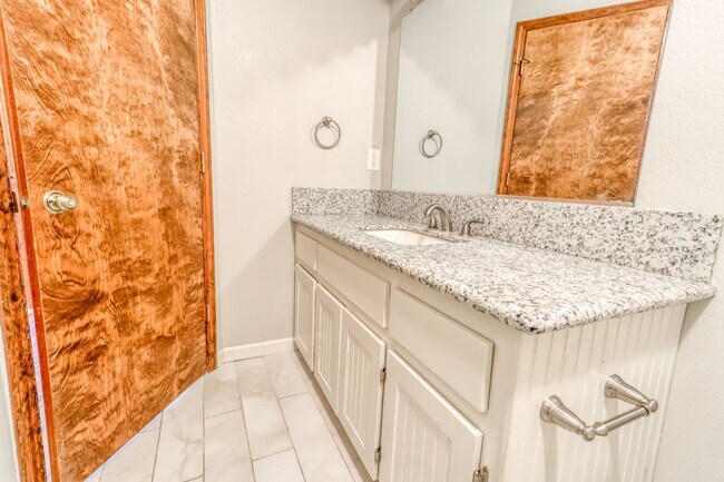 Building Photo - Custom 4BD Salmon Creek Home!