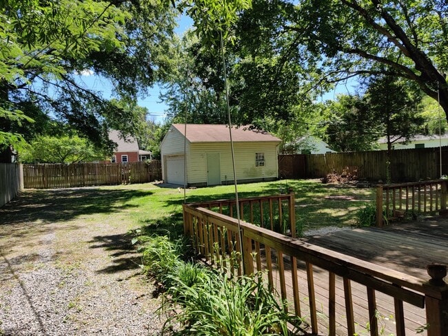 Building Photo - 3 bedroom home with a detached garage