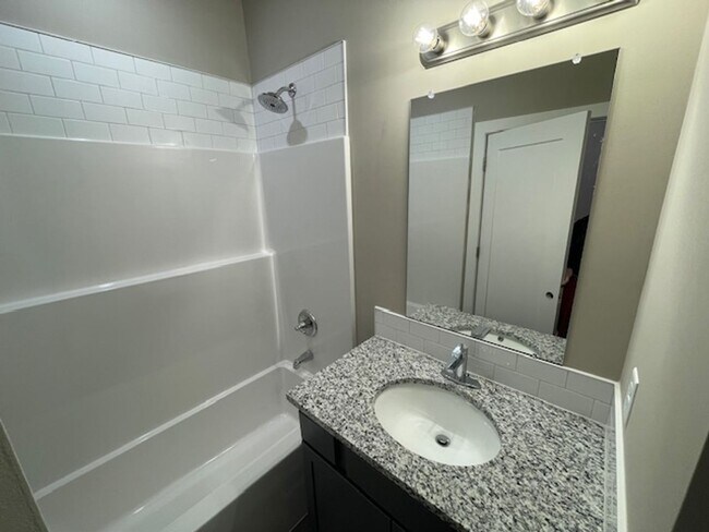 Building Photo - 9208/10 E Wassall