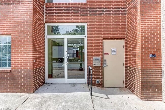 Building Photo - 1 bedroom 1 bathroom Downtown Living Spacious Condo in the heart of Greensboro