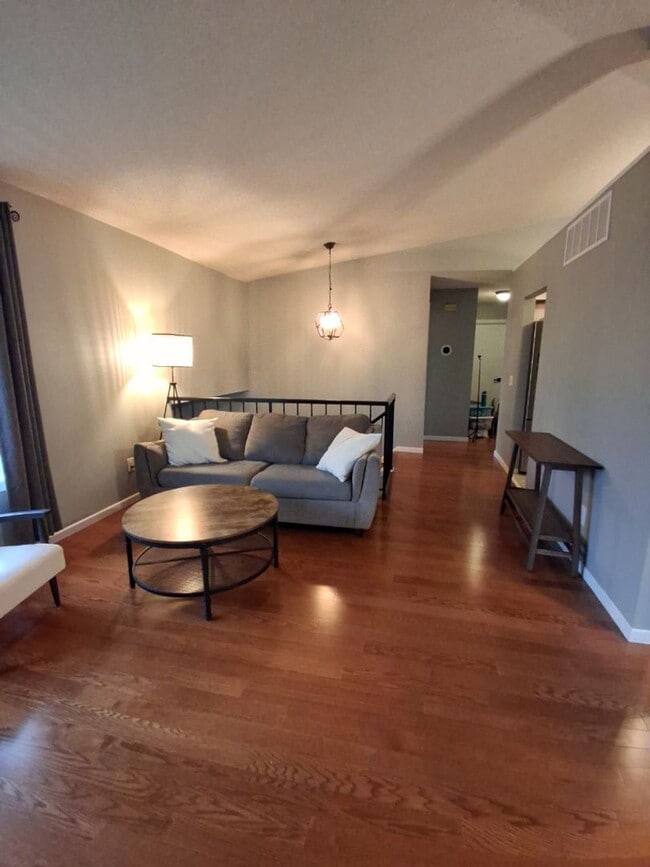 Building Photo - Open House 11/14/25 6-7pm! 3 Bedroom / 1.5...