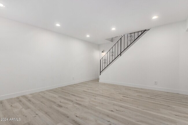 Building Photo - 321 E Aspen Way