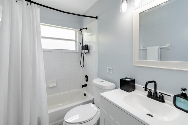 Building Photo - 7803 Laurel Oak Ln