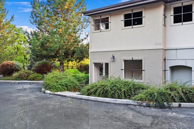 Building Photo - Exceptional 2 Bedroom, 2 Bathroom Apartment Living in Boise’s North End!