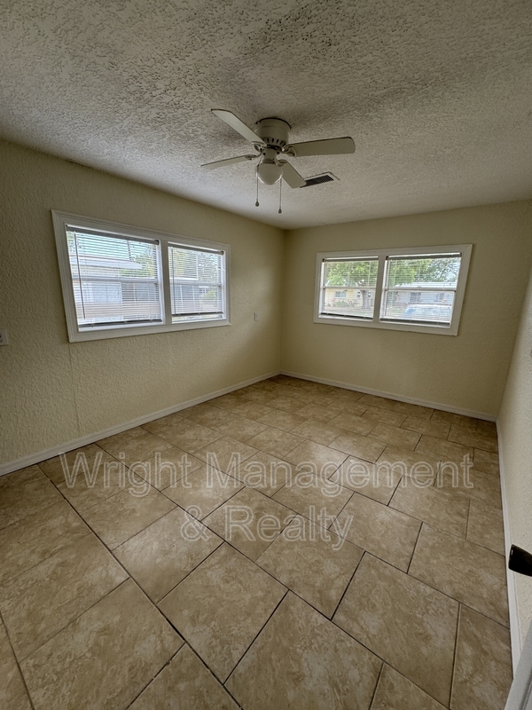 Building Photo - 438 Country Club Dr