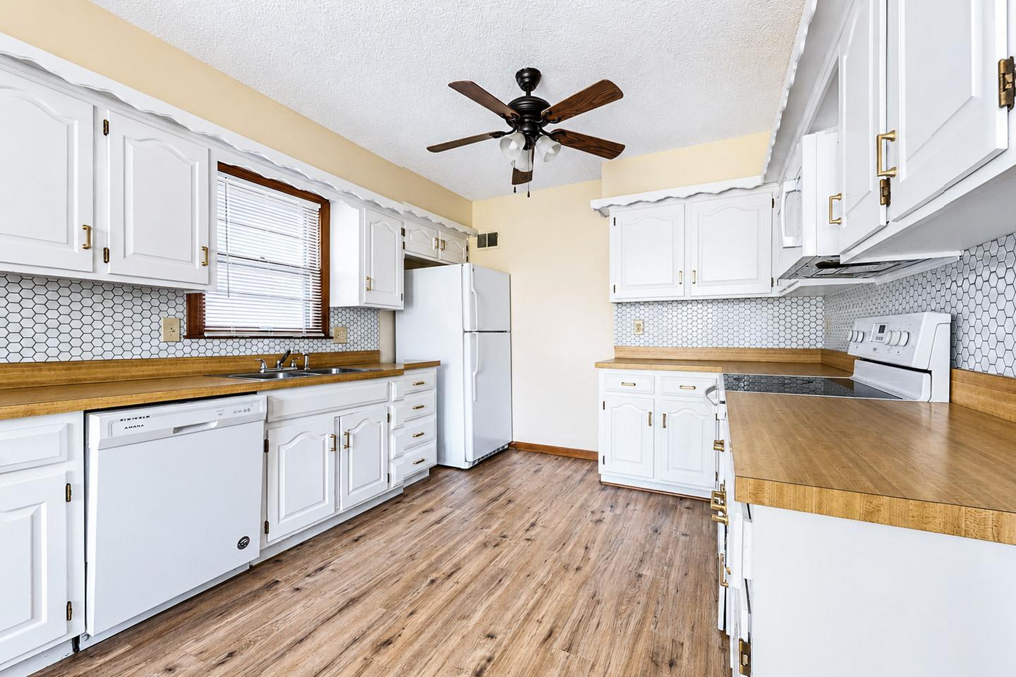 Building Photo - Spacious Shawnee Home Near Mill Creek Streamway Park