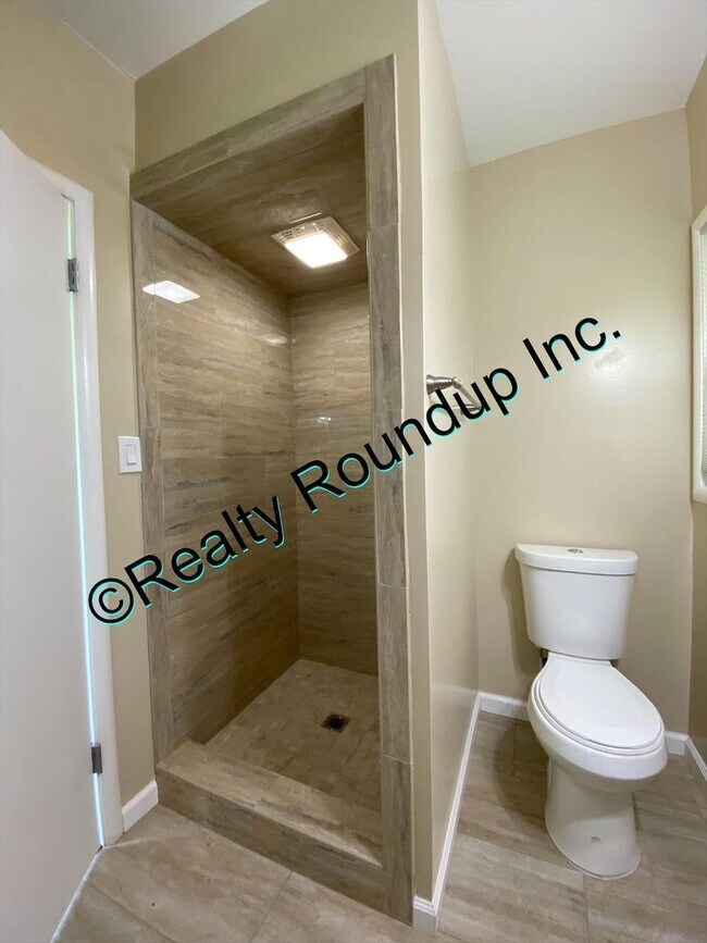 Primary Photo - Beautiful Lincoln Village Home