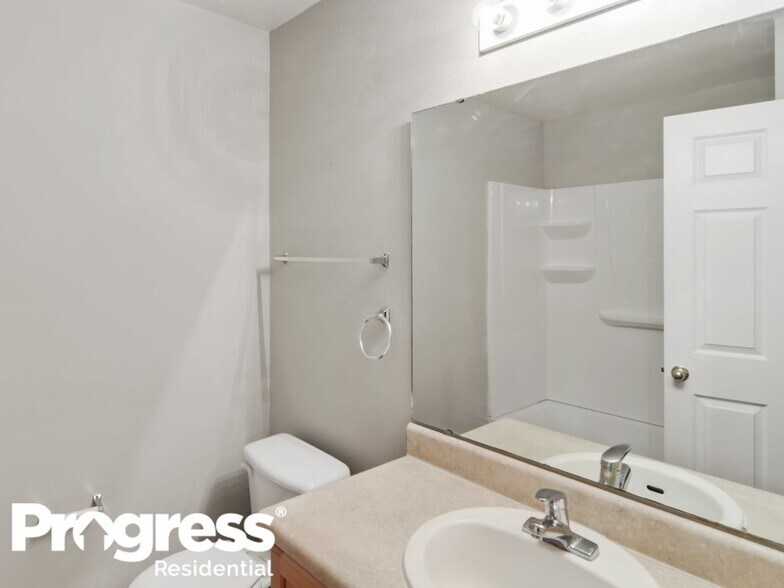 Building Photo - 8448 Oak Crossing Dr W