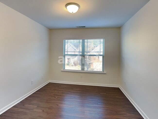 Building Photo - 1522 Balvaird Dr SE