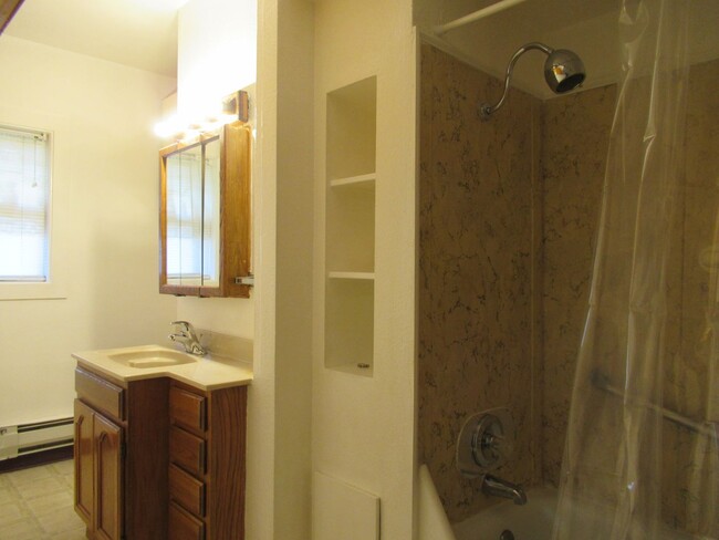 Building Photo - Spacious 2 bedroom one bath unit in 3-plex...