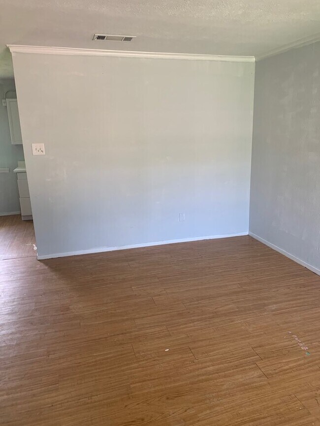 Building Photo - 679 Edgeglen Dr