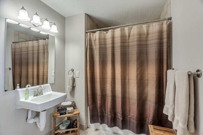 Building Photo - 606 W S Temple St