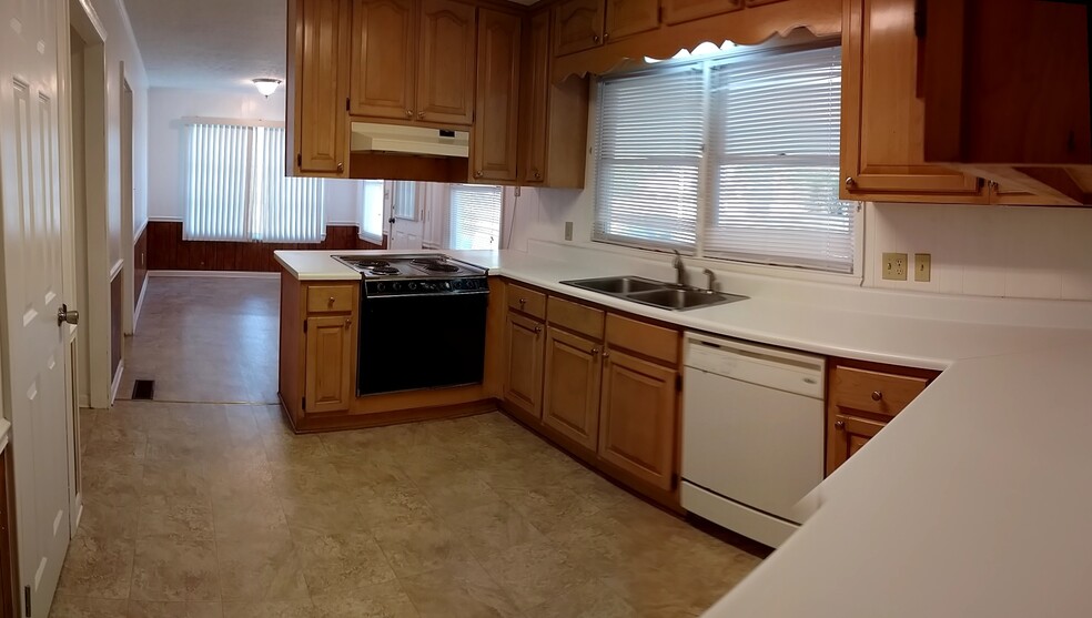 Kitchen with space for 8 person table - 390 N Lanier St