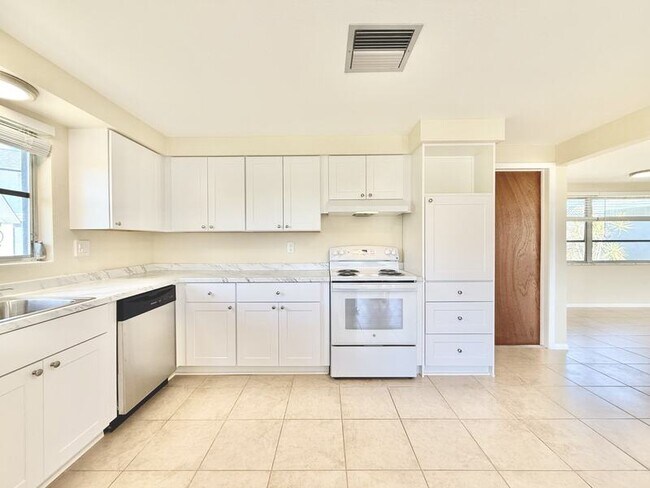 Building Photo - 8026 Brighton Dr