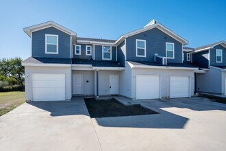 Building Photo - 6934 Crestway Dr