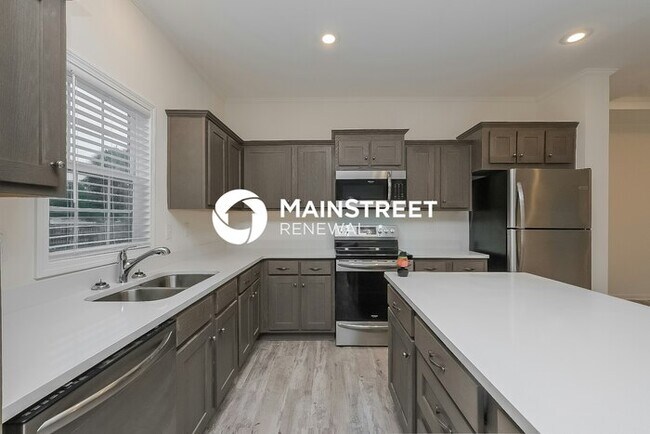 Building Photo - 4 Bedroom Pet-Friendly Home in St. Petersb...