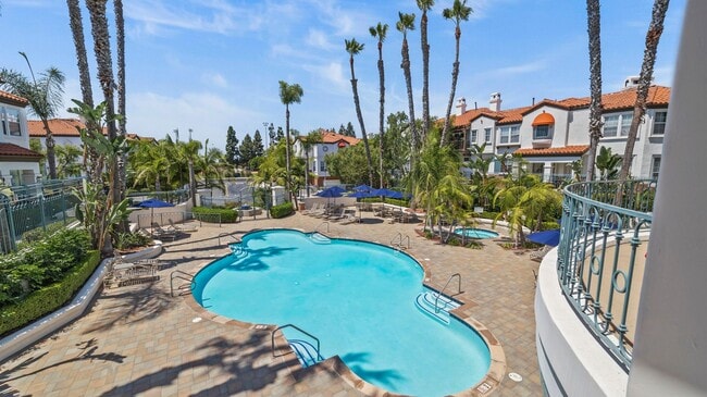 Building Photo - Tri-Level Townhome in Tustin