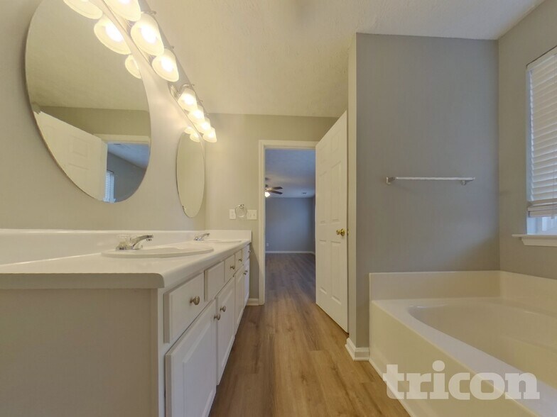 Building Photo - 878 Crestworth Crossing